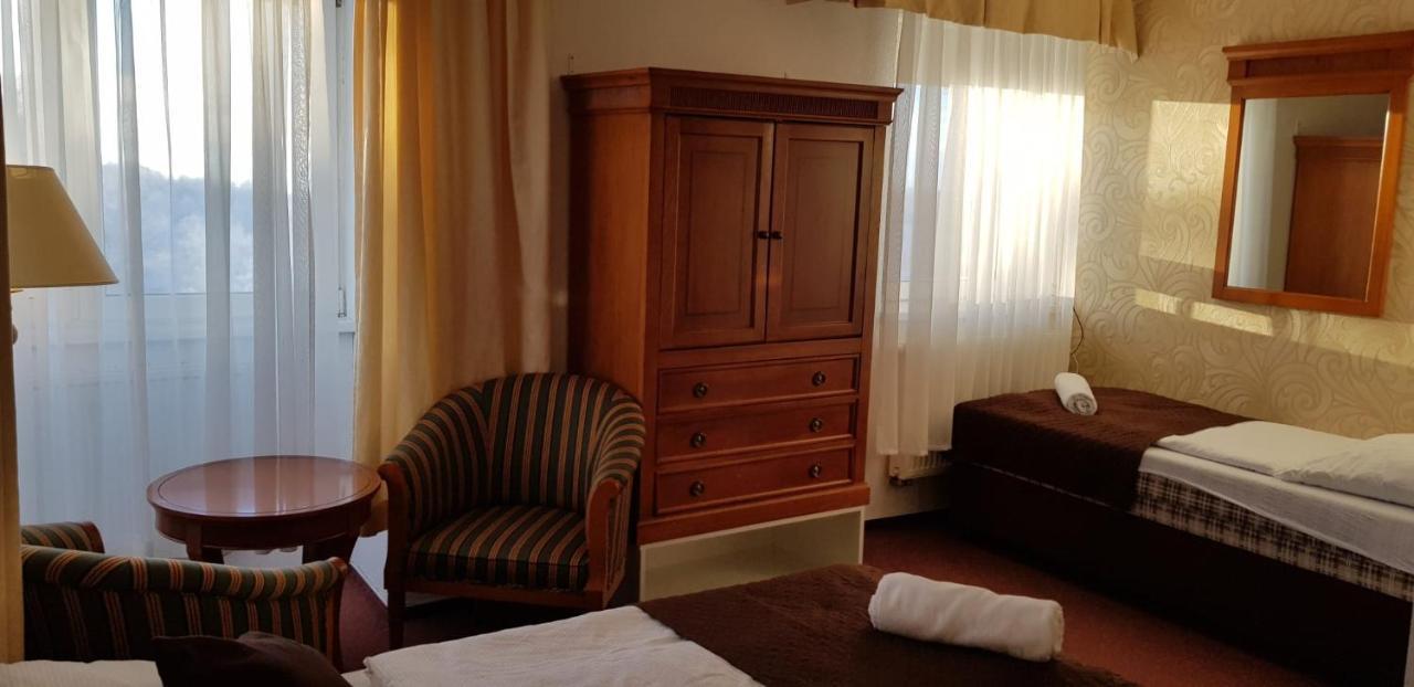 Hotel A Restaurace Pomezi Cinovec ภายนอก รูปภาพ