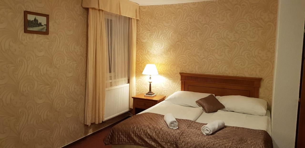 Hotel A Restaurace Pomezi Cinovec ภายนอก รูปภาพ
