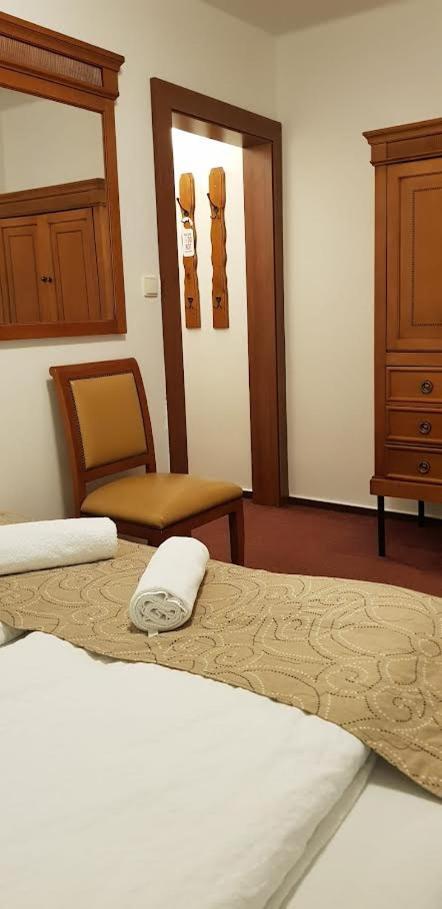 Hotel A Restaurace Pomezi Cinovec ภายนอก รูปภาพ